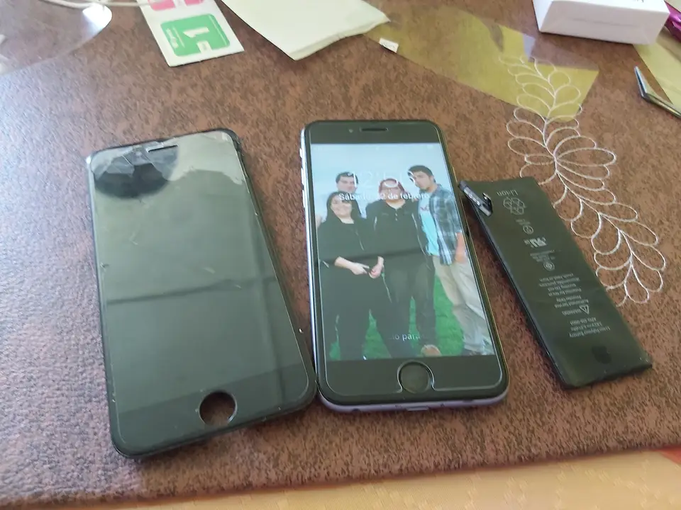 iPhone con pantalla y batería retiradas durante diagnóstico en PuertoApple