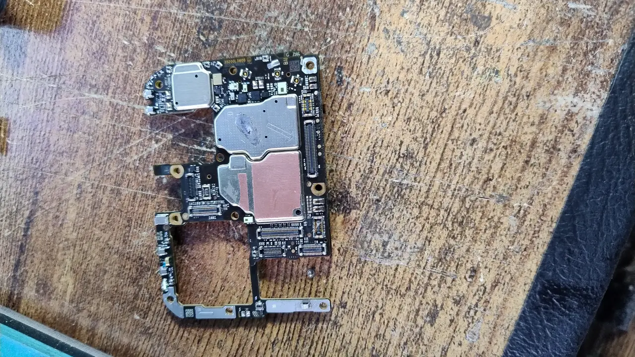 Placa de smartphone durante diagnóstico de microsoldadura en Puerto Montt