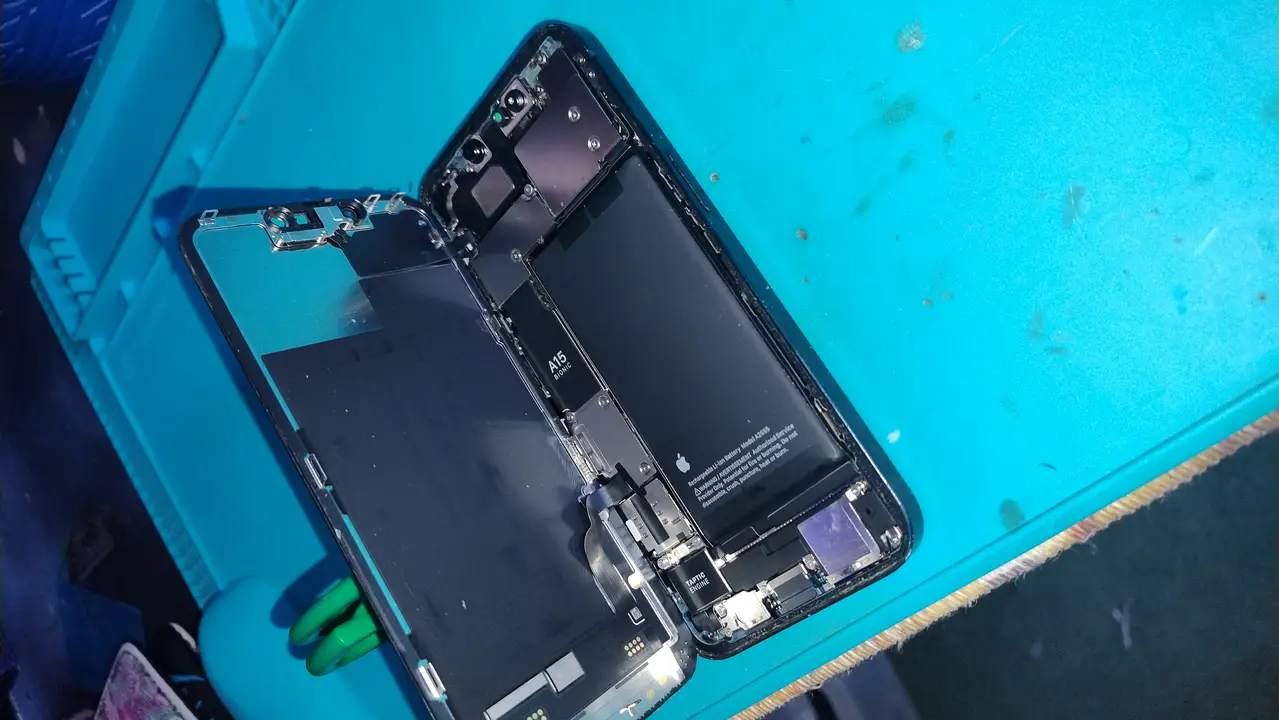 iPhone con pantalla levantada durante reparación técnica en Alerce