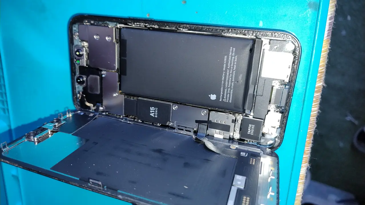 Prueba interna de iPhone después de una reparación en PuertoApple