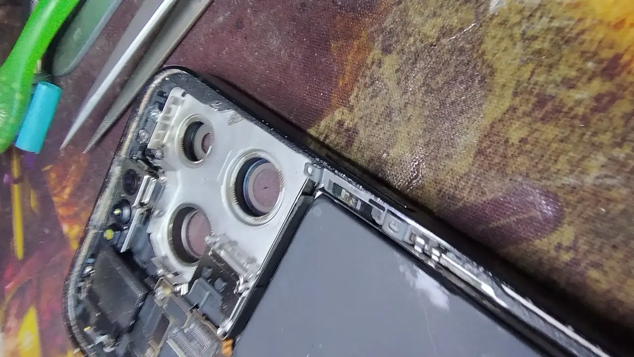 Módulo de cámaras de iPhone Pro durante inspección técnica