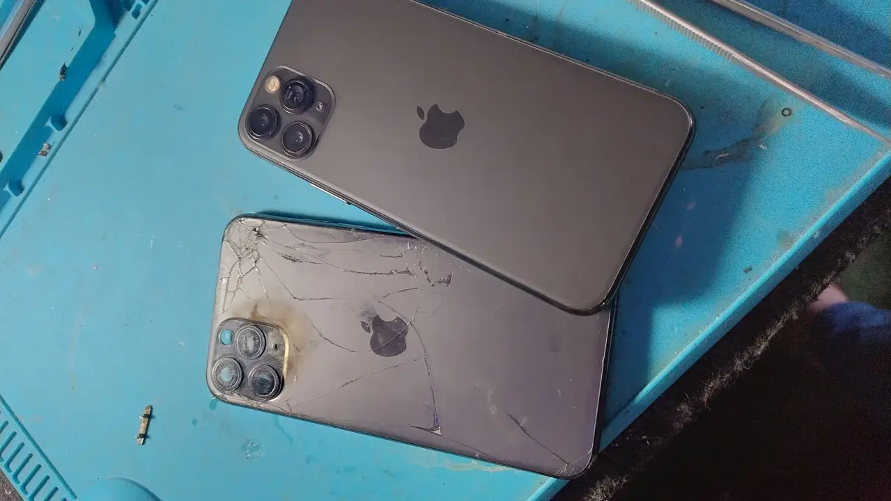Carcasa quebrada y resultado de reparación de iPhone Pro