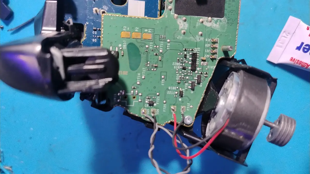 Reparación de placa electrónica con herramientas de microsoldadura